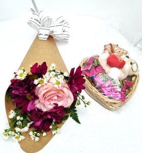 Mini buquê de flores com chocolate coração 
