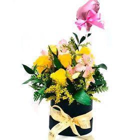 Box com rosas amarelas, alstroemeria e balão de coração metalizado
