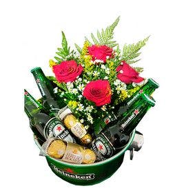 Balde Heineken com 4 cervejas, 01 arranjo de flores e 01 chocolate Ferrero